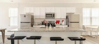 Spacious 5BD 5.5BA house in the Heart of Richmond