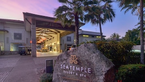 Een groot stenen bord met de naam 'Seatemple Resort & Spa' en 'Port Douglas' erop.