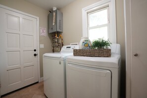 Hus - flera sängar - tillgång till pool - utsikt mot poolen (Destination #06) | Tvätt