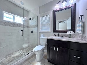 House, Multiple Beds, Pool Access, Pool View (Destination #06) | Bathroom