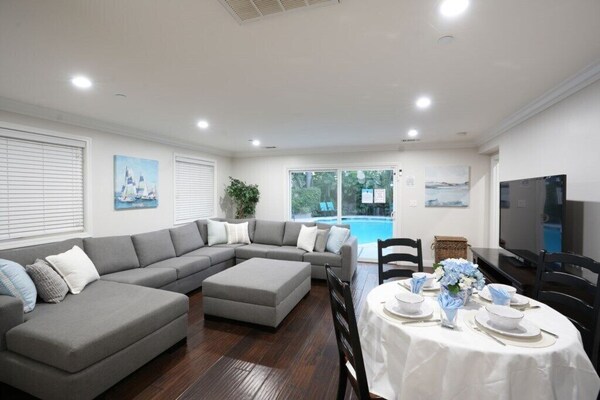 Sweet 5 Bedroom, 4 Bath Pool Home 1/2 Mile Walk To Disney - Anaheim, CA
