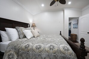 Casa, varias camas, acceso a la alberca, vista a la alberca (Destination #06) | 5 habitaciones, decoración personalizada y muebles diferentes 
