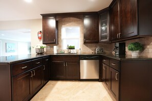 منزل - عدة أسرّة - مع إمكانية استخدام المسبح - بمنظر للمسبح (Destination #06) | مطبخ خاص | ماكينة لصنع القهوة/الشاي، غلّاية كهربائية