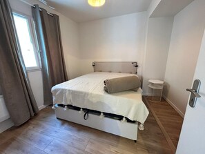 2 slaapkamers, een strijkplank/strijkijzer, reisbedje, gratis wifi