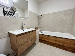 Een haardroger, handdoeken, zeep, shampoo