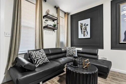 Cozy & Stylish/Pool Table & Fun

