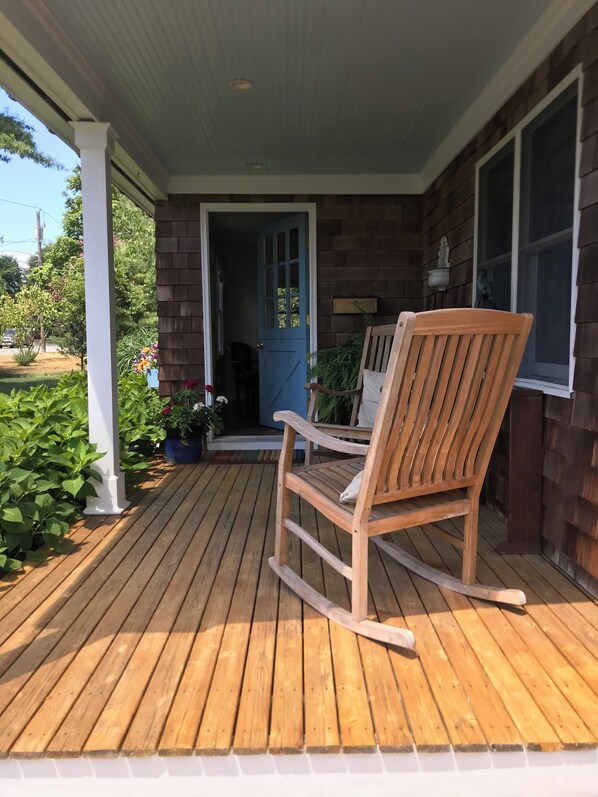 Terrace/patio - Cozy 2 bedroom Cottage. Steps to Restaurants, Shops and Fire Island Ferry (Bellport)