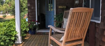 Cozy 2 bedroom Cottage. Steps to Restaurants, Shops and Fire Island Ferry 