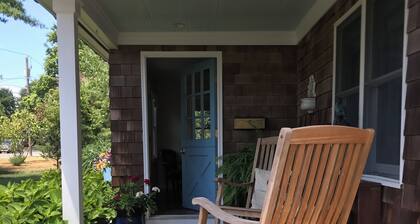 Cozy 2 bedroom Cottage. Steps to Restaurants, Shops and Fire Island Ferry