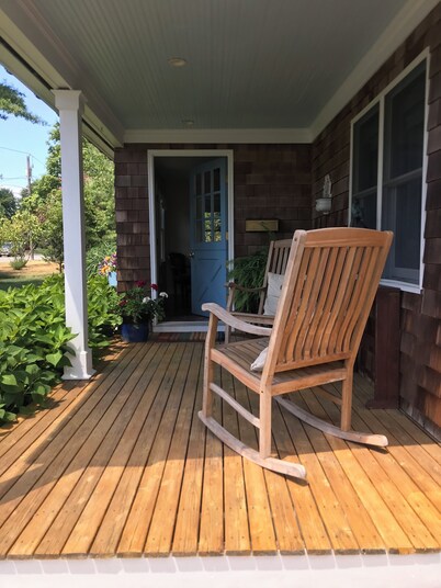 Cozy 2 bedroom Cottage. Steps to Restaurants, Shops and Fire Island Ferry 