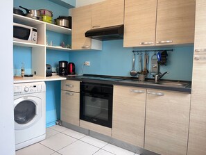 Een koelkast, een microgolfoven, een oven, een kookplaat