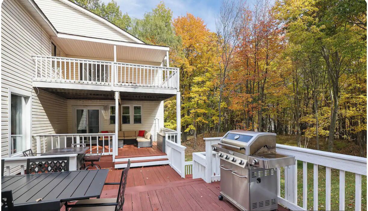 Pocono Luxury Home/Hot Tub/Firepit/Bbq/ Family&Pet Friendly/Game Room