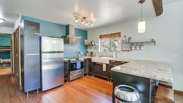 Geladeira, micro-ondas, fogão, cooktop