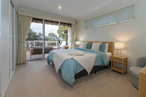 4 bedrooms, desk, iron/ironing board, WiFi