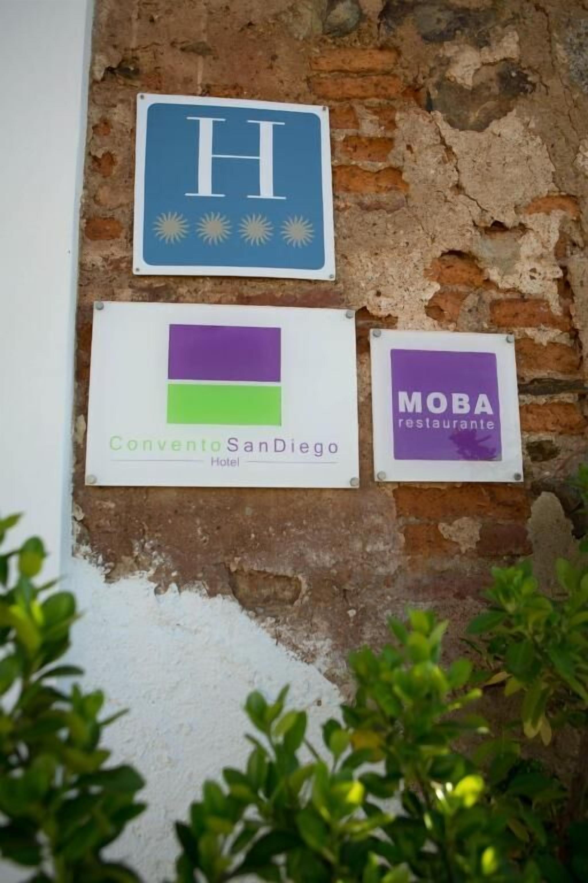 Panneaux indiquant un hôtel, un restaurant et un autre hôtel appelé « Convento San Diego ».