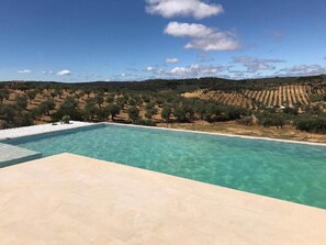 Una piscina al aire libre de temporada