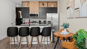 Wasserkocher mit Kaffee-/Teezubehör, Kühlschrank, Mikrowelle, Ofen