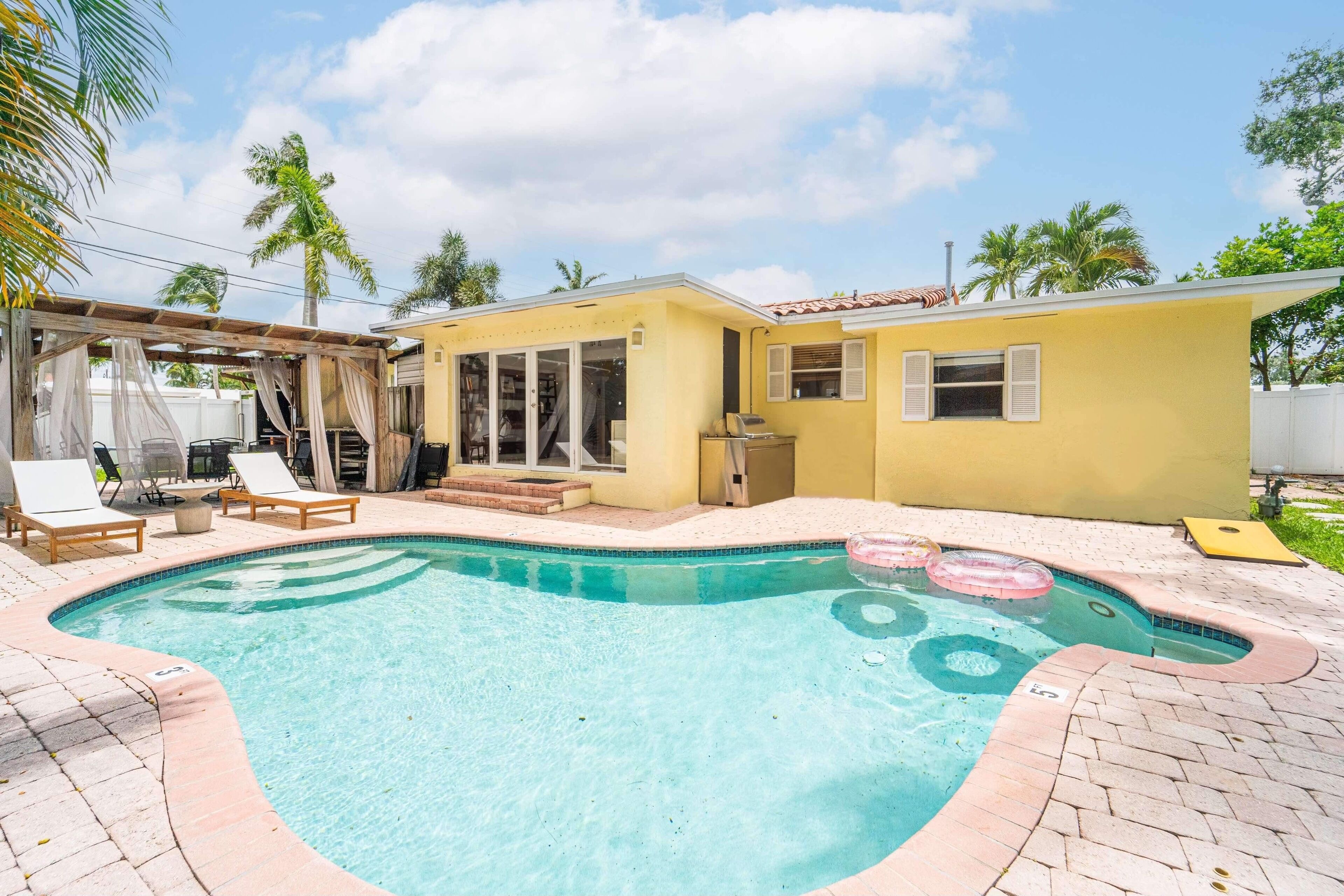 4BD Getaway - Pool - BBQ - Games - Beach Nearby