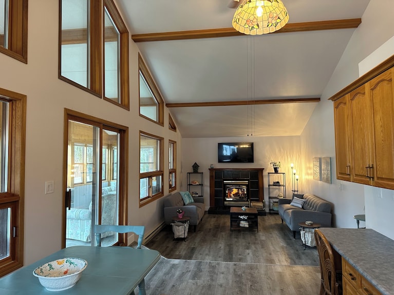 Welcome To Sea Glass Cottage! A Short 2 Minute Walk To The Beach! - Manitoba