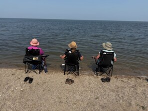 In Strandnähe, Liegestühle, Strandtücher