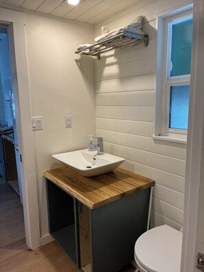 Séchoir à cheveux, serviettes fournies, savon, papier de toilette