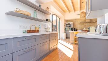 Een koelkast, een magnetron, een vaatwasser