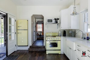 Comfort House, 1 Bedroom | Private kitchen