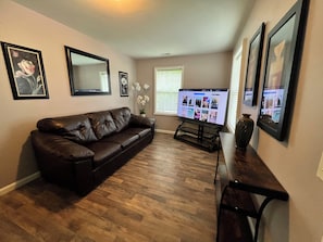 Living area - COLE-Glendale Cozy Gem 2b/1b facing Glendale Park  (Cincinnati)