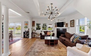 Living area - Spacious 5-bedroom ocean view house with AC, WiFi in lovely Long Beach (Long Beach)