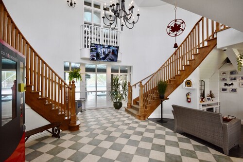 Cozy king bed Suite/pullout couch. Pool on grounds