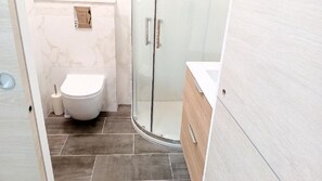 Hair dryer, towels, soap, shampoo - Grand Studio Loft, Rdj, Neuf, Proche Plage de Sable du Ponteil, 200m (Antibes)