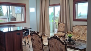 Living area - Luxirious 2-bedroom apartment (Waikoloa Village)