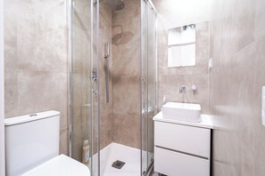 Shower, hair dryer, towels, soap - Apartamento Recién Reformado en las 4 Torres + IE (Madrid)