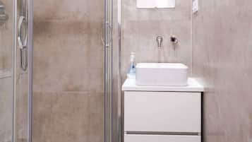 Dusche, Haartrockner, Handtücher, Seife