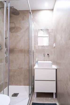 Douche, sèche-cheveux, serviettes fournies, savon
