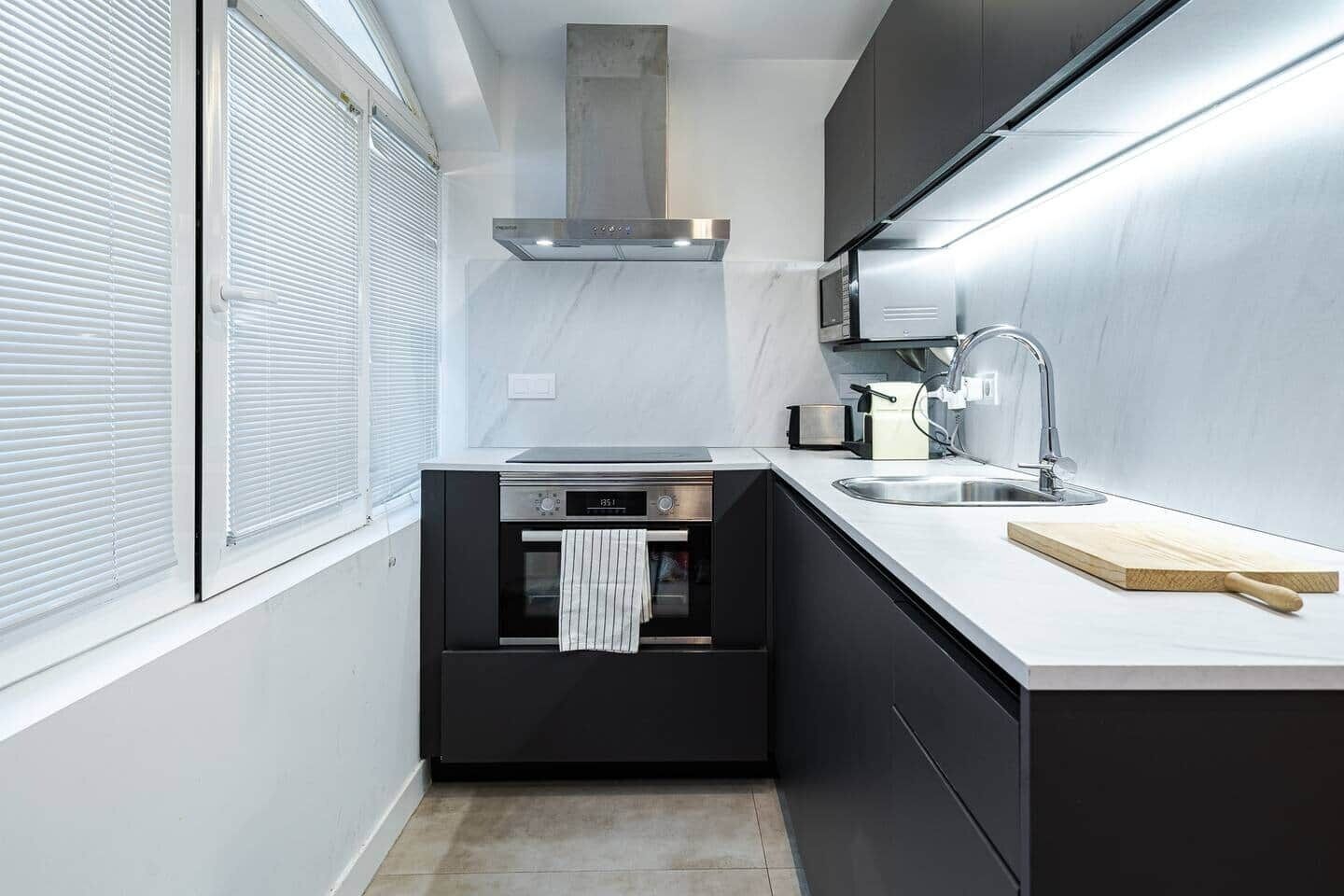 Frigorifero, microonde, forno, piano cottura