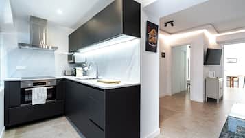 Frigorífico, microondas, horno y placa de cocina