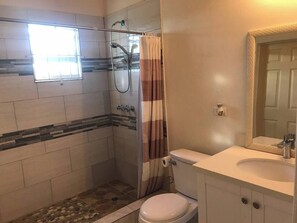 Séchoir à cheveux, serviettes fournies, savon, papier de toilette