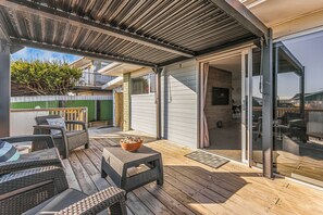 Terrace/patio - Mountain View - Nelson Holiday Home (Nelson)