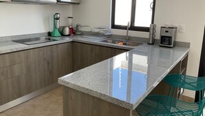 Casa Confort, 3 habitaciones, para no fumadores | Cocina privada | Refrigerador con congelador, microondas, parrilla de estufa y tostadora 