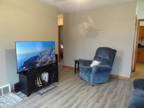 Smart-TV, DVD-Player, Bücher, Videothek