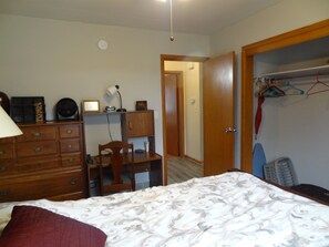 2 bedrooms, iron/ironing board, travel cot, free WiFi