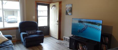 Smart-tv, een dvd-speler, boeken en een filmbibliotheek