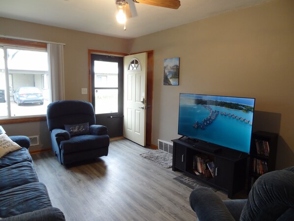 Smart-tv, dvd-spelare, böcker och ett filmbibliotek