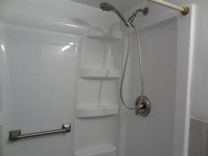 Ducha, secador de pelo, toallas