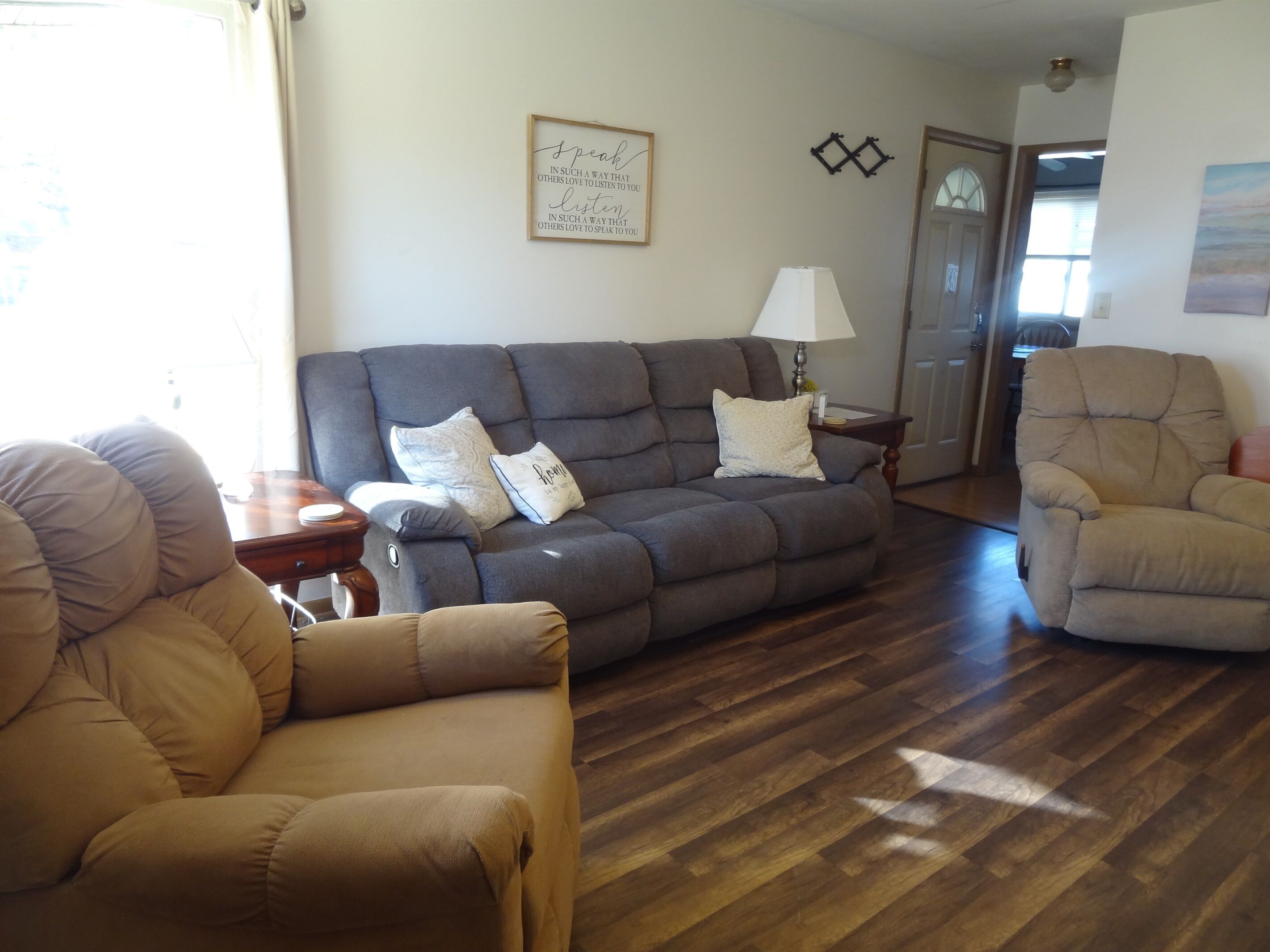 Älytelevisio, DVD-soitin, pöytäjalkapallopöytä, kirjoja