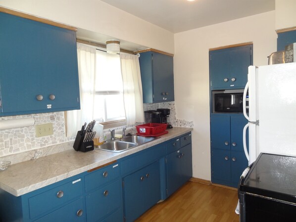 ثلاجة، ميكروويف، فرن، موقد طهي مسطح