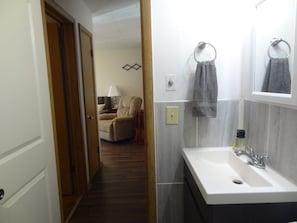 淋浴设施、吹风机、毛巾