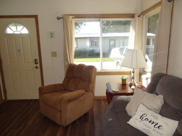 Smart-TV, DVD-spiller, fotballspill og bøker