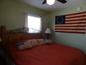 3 habitaciones, tabla de planchar con plancha y cuna de viaje 